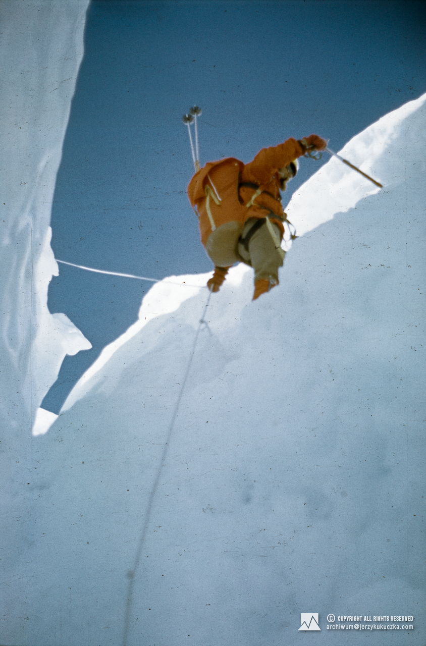 Andrzej Czok w trakcie wspinaczki w lodospadzie Khumbu.