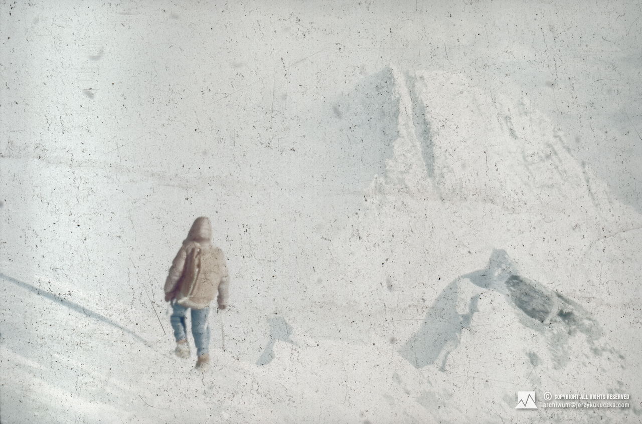 Andrzej Czok w trakcie zejścia ze szczytu Mount Everest. W tle Lhotse (8516 m n.p.m.).