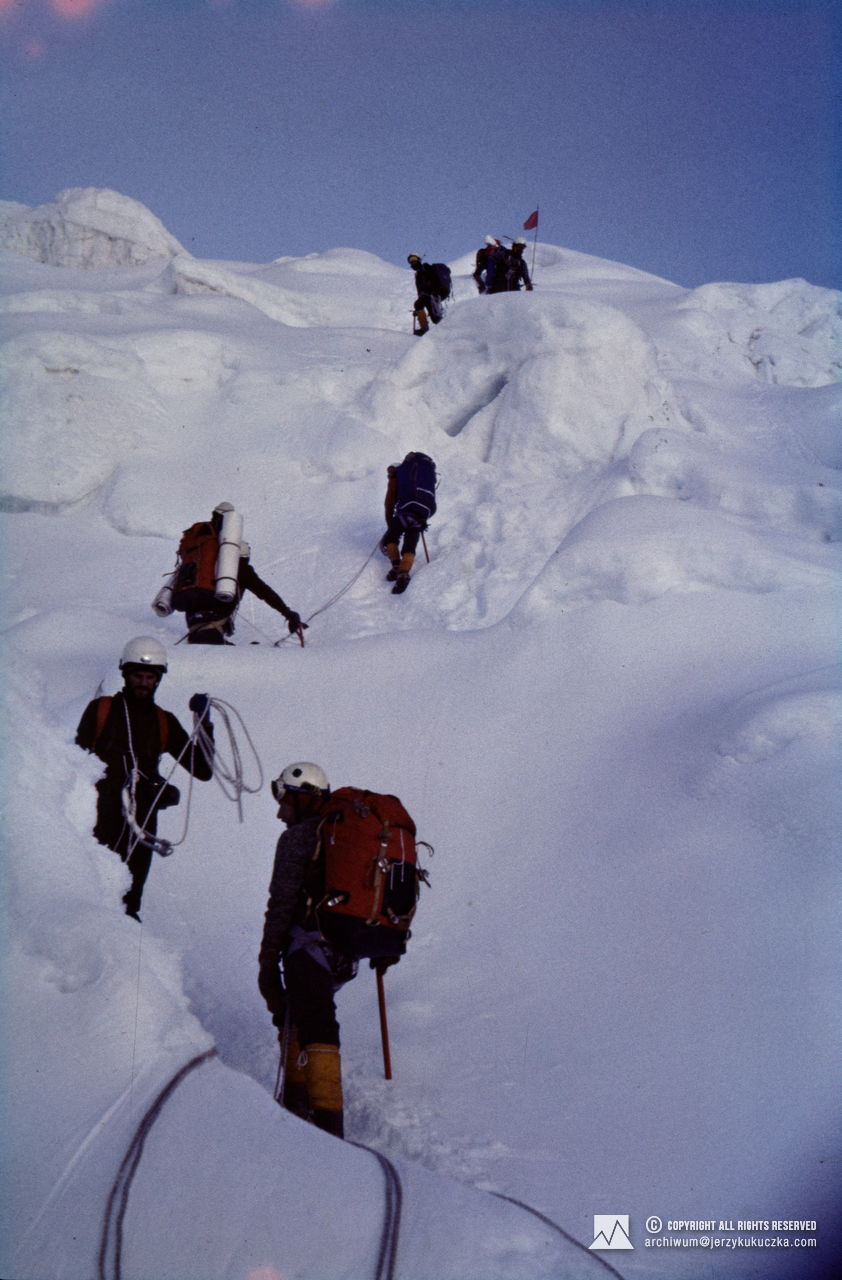 Uczestnicy wyprawy w trakcie wspinaczki na lodospadzie Khumbu.