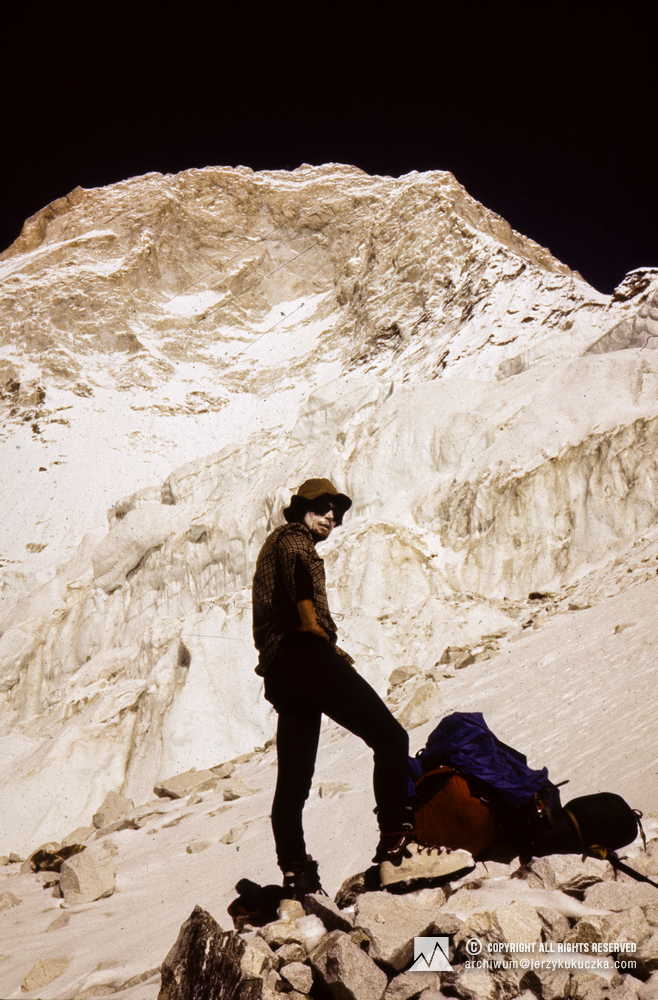 Wojciech Kurtyka against the background of Makalu (8481 m above sea level).