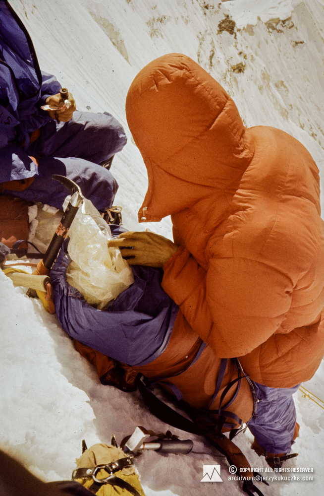 Participants of the expedition while climbing Makalu. From the left: Alex MacIntyre and Wojciech Kurtyka.