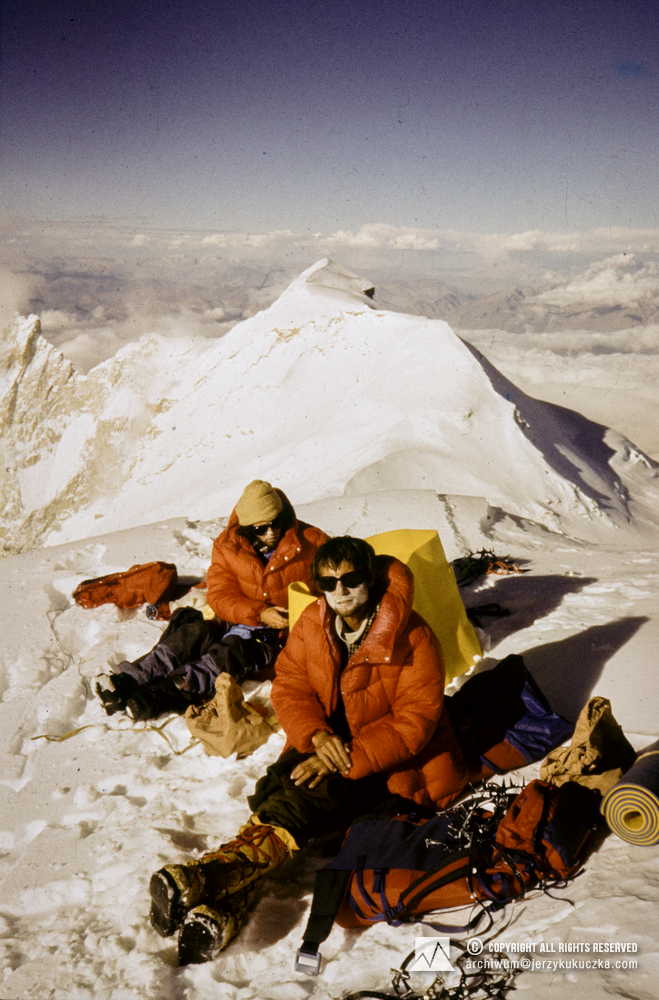 Participants of the expedition on the Makalu slope. From the left: Alex MacIntyre and Wojciech Kurtyka.