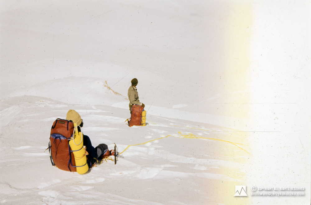 Participants of the expedition on the Makalu slope. From the left: Alex MacIntyre and Wojciech Kurtyka.