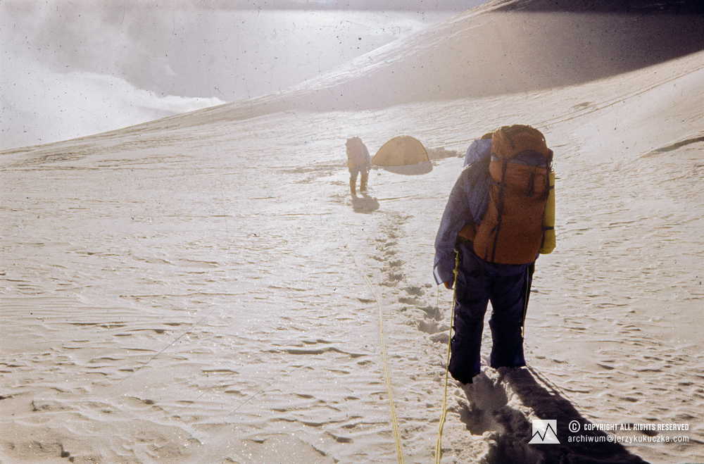 Participants of the expedition on the Makalu slope. Alex MacIntyre is leading, followed by Wojciech Kurtyka.