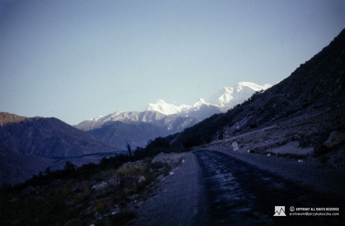 Route from Islamabad to Gilgit. In the background the Nanga Parbat massif is visible.