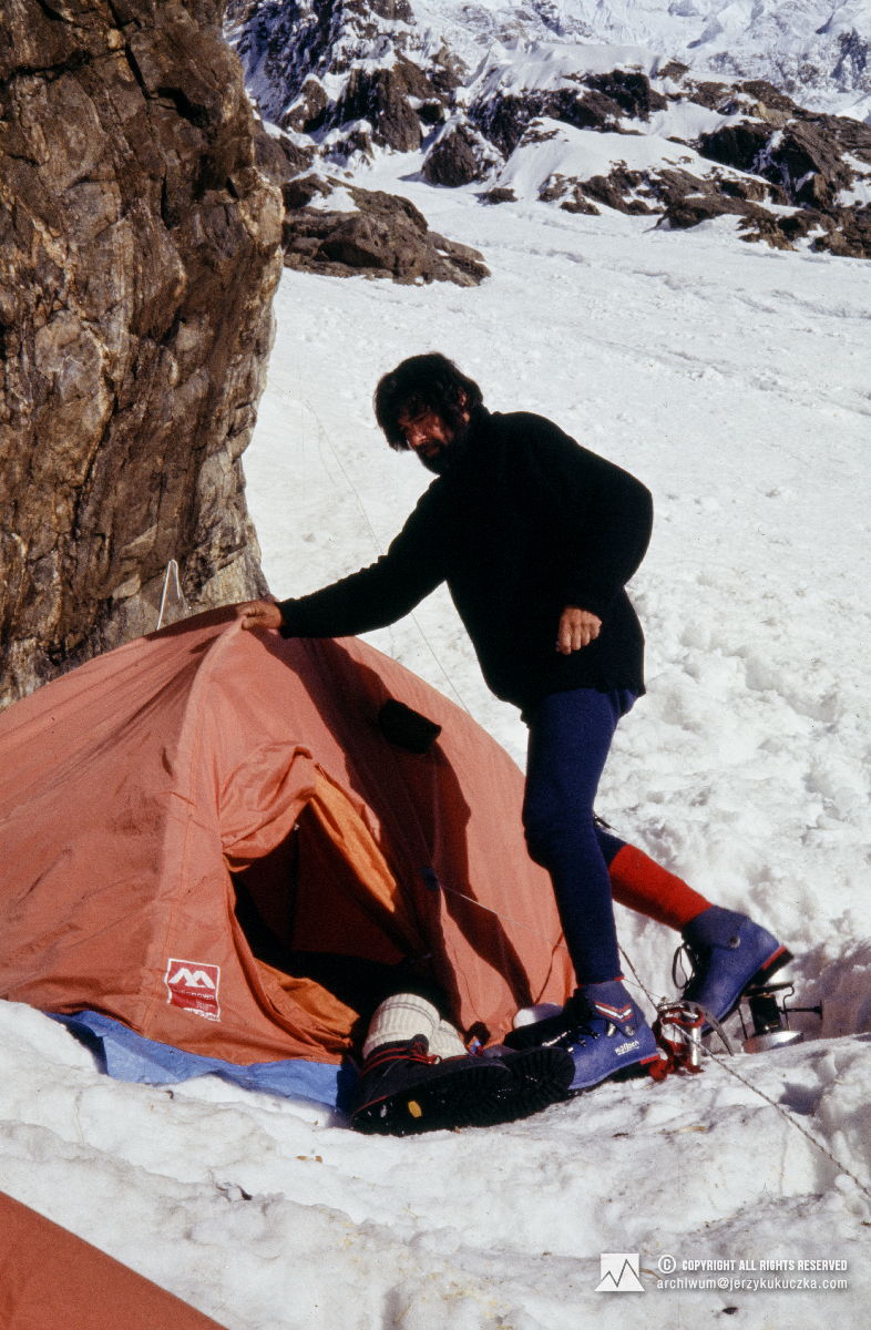 Andrzej Zygmunt Heinrich in camp I (4750 m above sea level).