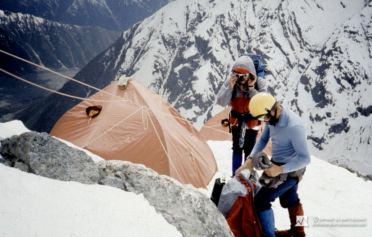 Participants of the expedition in camp I (4750 m above sea level). From the left: Adam Potoczek and Jerzy Kukuczka.