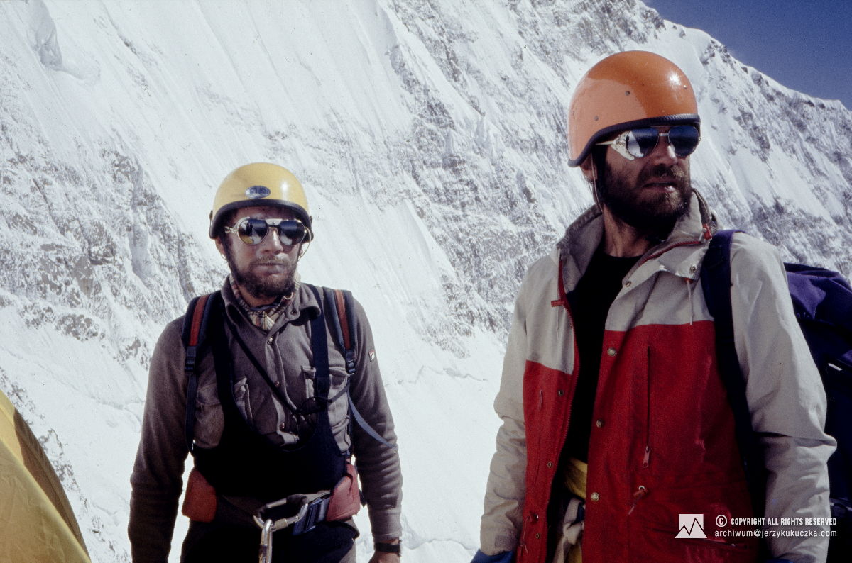 Participants of the expedition in camp III (6120 m above sea level). From the left: Jerzy Kukuczka and Sławomir Łobodziński.