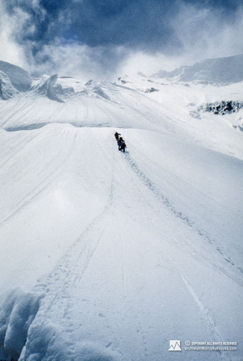 Uczestnicy wyprawy w trakcie wspinaczki polami śnieżnymi powyżej obozu IV.