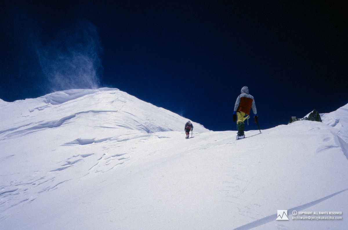 Participants of the expedition climbing the summit of Nanga Parbat. Jerzy Kukuczka is leading, followed by Sławomir Łobodziński.