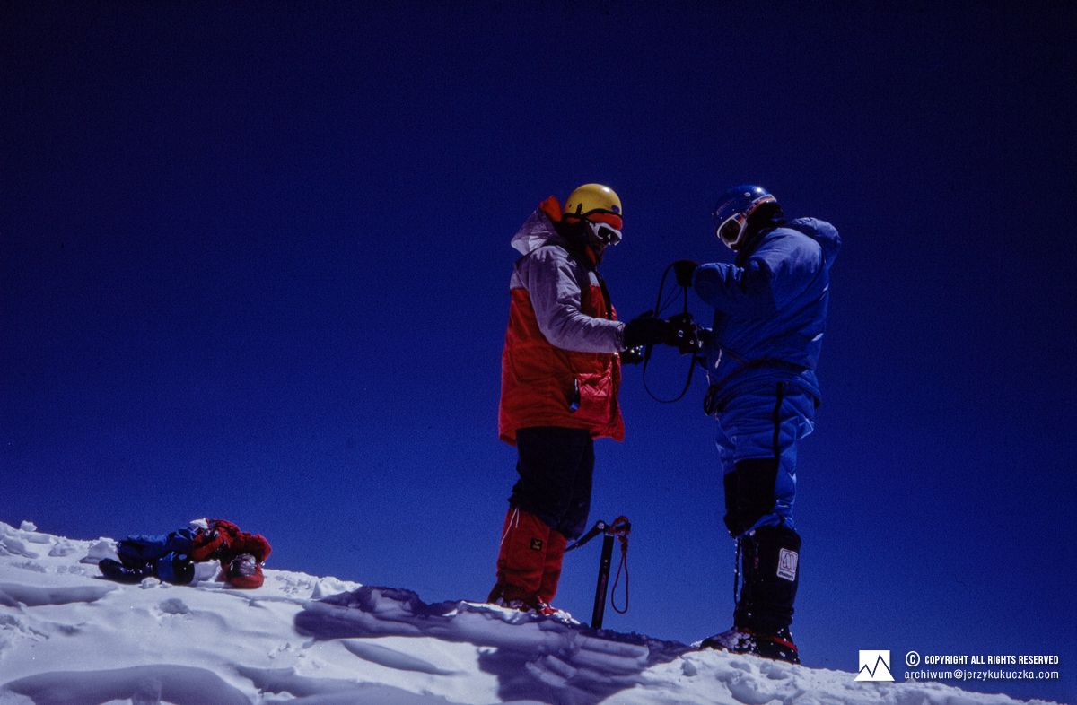 Participants of the expedition on the summit of Nanga Parbat (8125 m above sea level) - July 13, 1985. From the left: Jerzy Kukuczka and Carlos Carsolio.