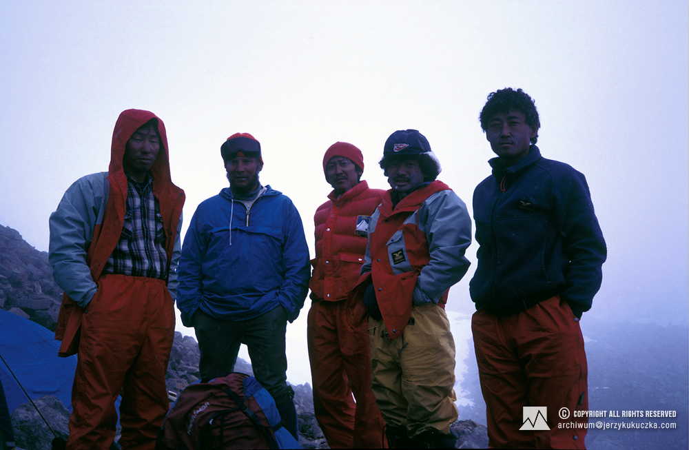 Jerzy Kukuczka (second from the left) and members of the Korean expedition.