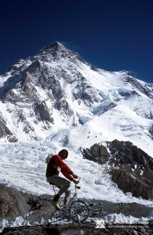 Uczestnik wyprawy w bazie. W tle K2 (8611 m n.p.m.).