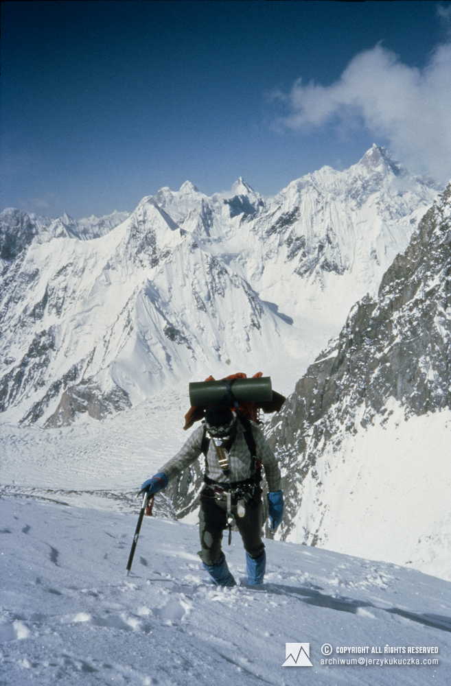Tadeusz Piotrowski na stoku K2. W prawym górnym rogu widoczny szczyt Masherbrum (7821 m n.p.m.).