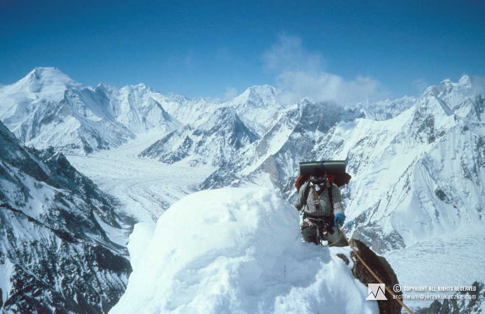 Tadeusz Piotrowski na grani K2. Z lewej strony widoczna Chogolisa (7665 m n.p.m.).