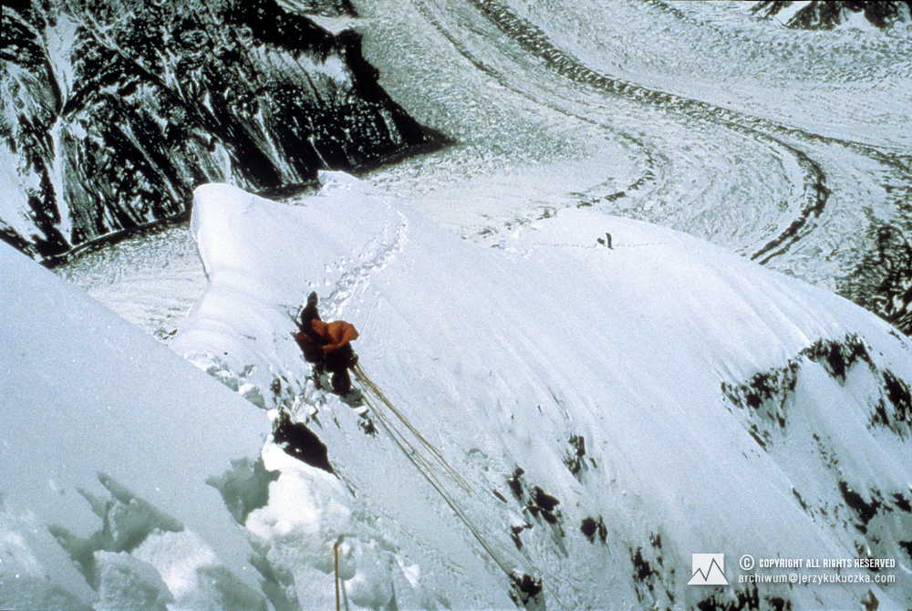 Uczestnicy wyprawy na grani K2. Prowadzi Tadeusz Piotrowski, za nim prawdopodobnie Diego Wellig lub Toni Freudig.
