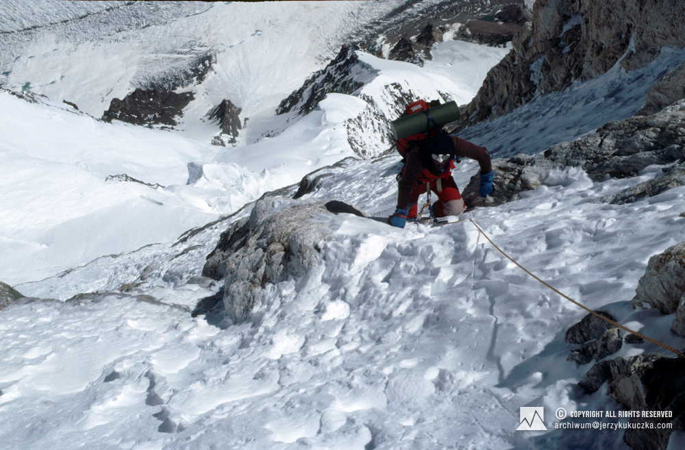 Tadeusz Piotrowski w trakcie wspinaczki na K2.