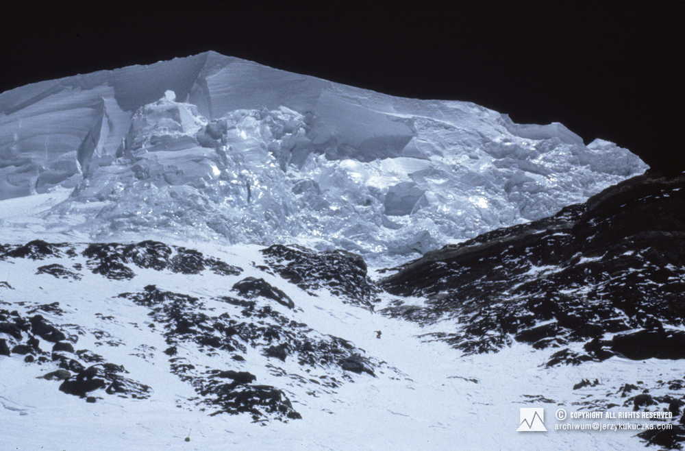 Beda Fuster w trakcie wspinaczki pod żlebem zwanym „Szyjką Butelki” (Bottleneck) i podszczytowym serakiem w górnych partiach normalnej drogi na K2.