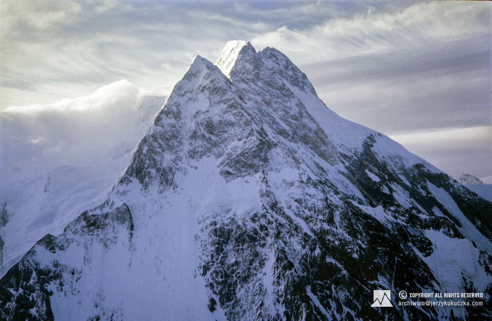 Masyw Broad Peak widoczny ze stoku K2. Od lewej widoczne szczyty: Broad Peak North (7490 m n.p.m.), Broad Peak Central (8011 m n.p.m.) i Broad Peak Main (8051 m n.p.m.).