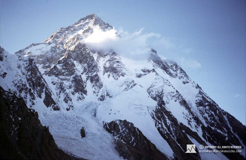 Szczyt K2 (8611 m n.p.m.) widoczny z bazy.