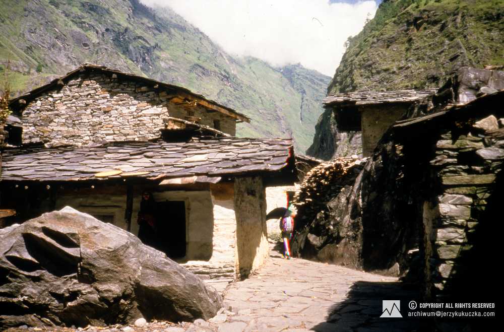 Uczestnik wyprawy w nepalskiej wiosce.