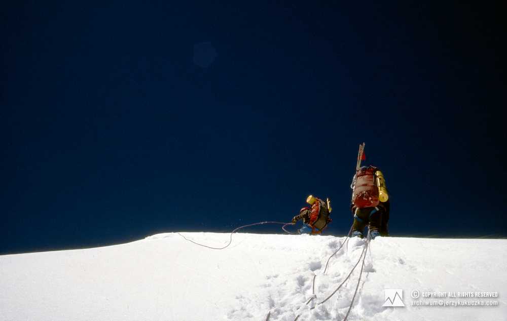 Participants of the expedition while climbing the Manaslu slope. Elsa Avila is leading, followed by Wojtek Kurtyka.