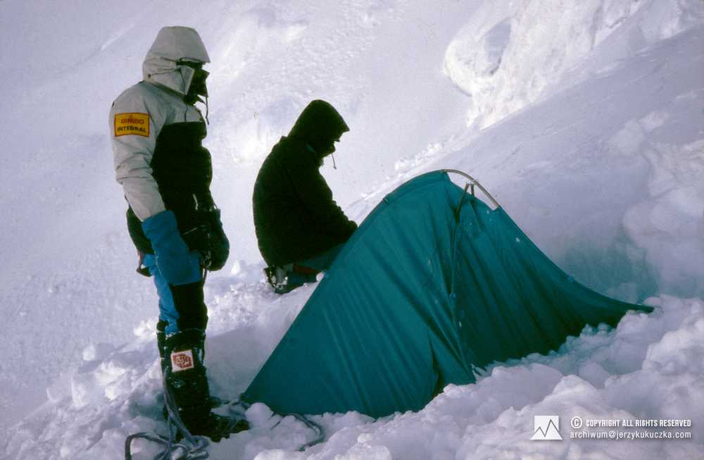 Climbers in the camp. From the left, Carlos Carsolio and Artur Hajzer.