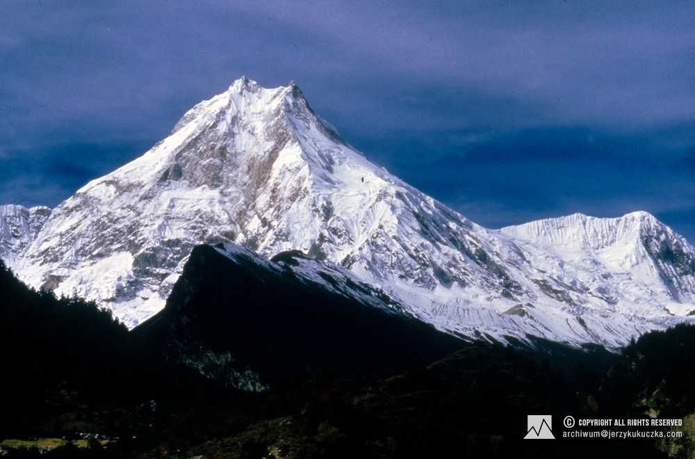 Masyw Manaslu. Od lewej: szczyt główny (8156 m n.p.m.) i wschodni wierzchołek (7992 m n.p.m.).