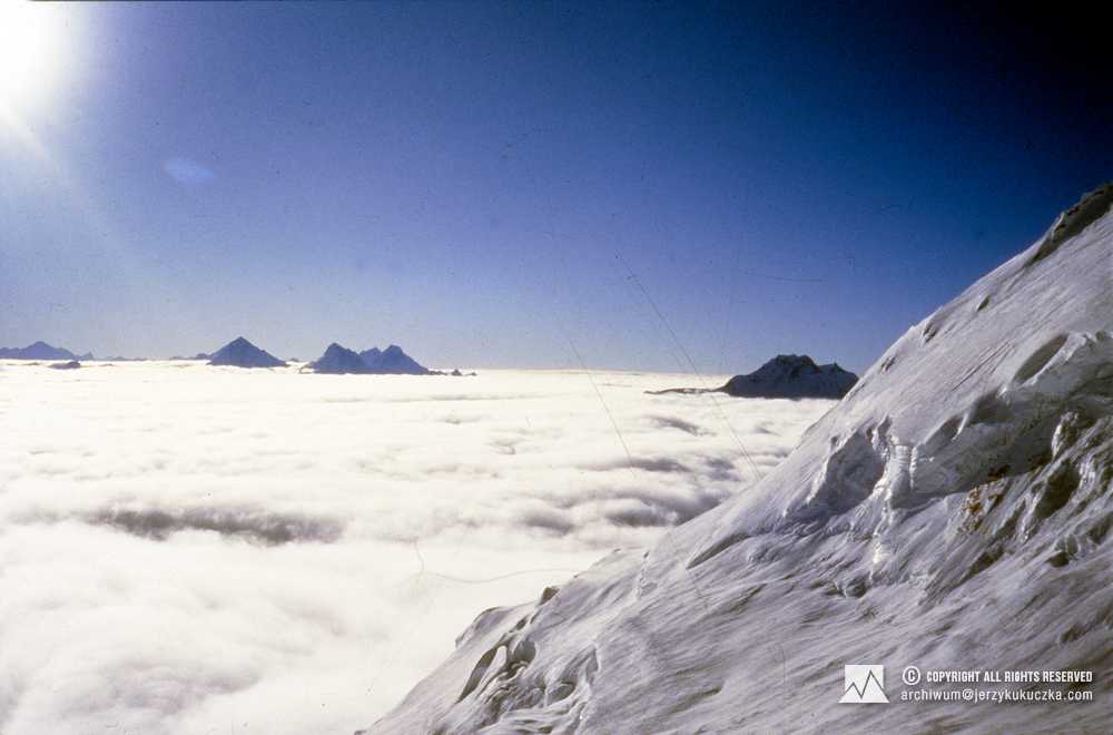 Krajobraz Himalajów uchwycony ze stoku Manaslu.