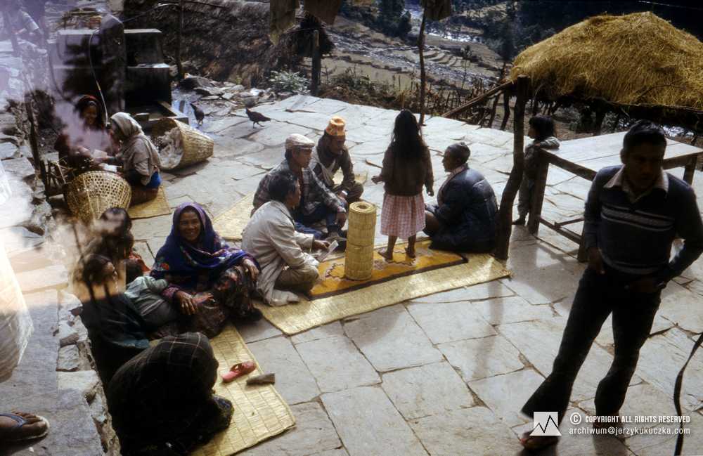 Mieszkańcy nepalskiej wioski napotkani podczas karawany do bazy.