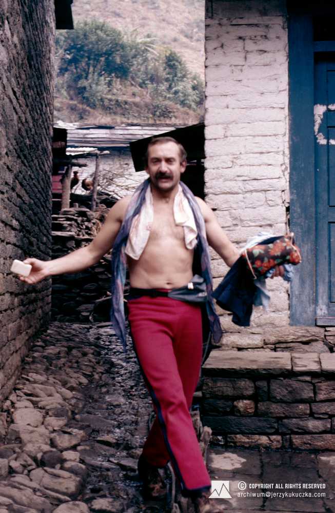 Krzysztof Wielicki w trakcie postoju w Pokharze.