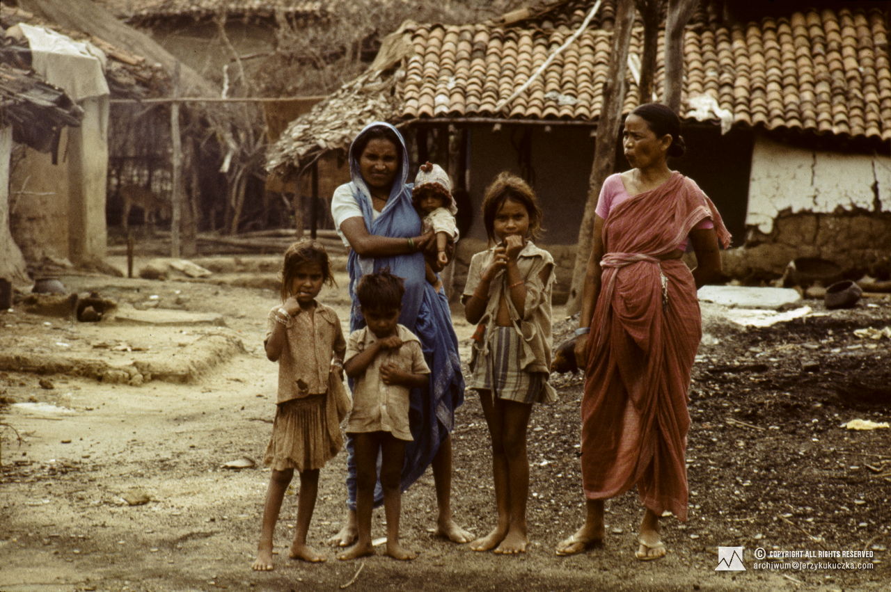Mieszkanki Indii z dziećmi (przejazd z Bombaju do Katmandu).
