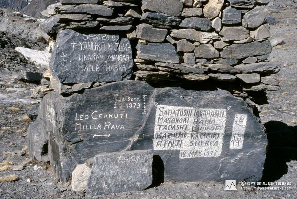 Plaques commemorating the tragically deceased mountaineers.