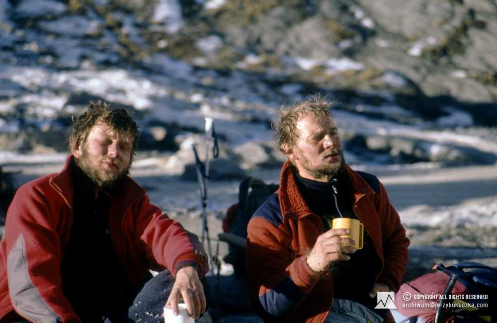 Artur Hajzer (po lewej) i Jerzy Kukuczka w bazie po zdobyciu szczytu Annapurny.
