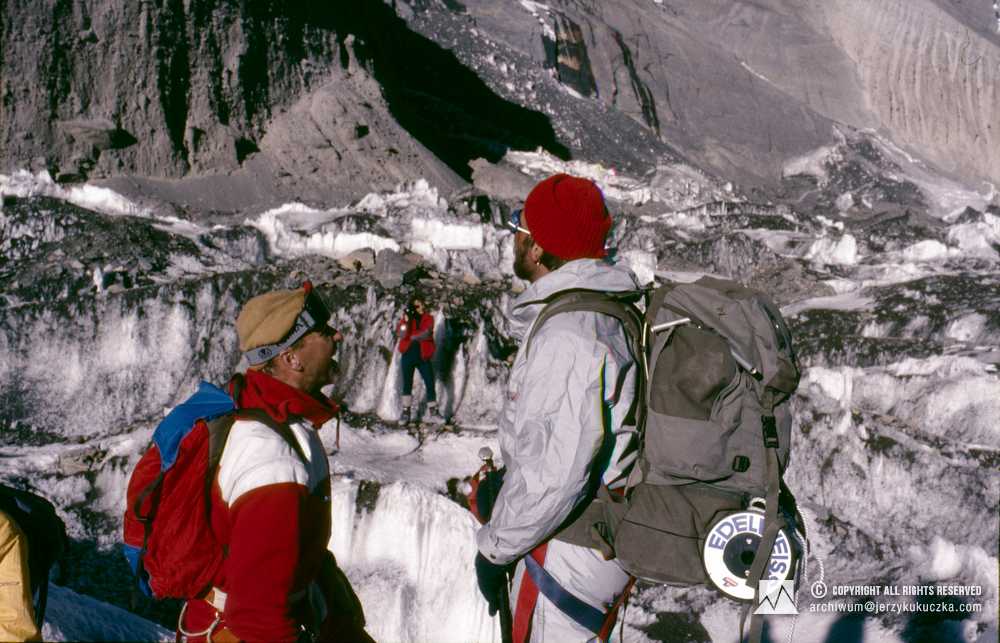 Participants of the expedition at the base. From the left: Jacek Pałkiewicz, Artur Hajzer (holding the camera) and Jerzy Kukuczka.