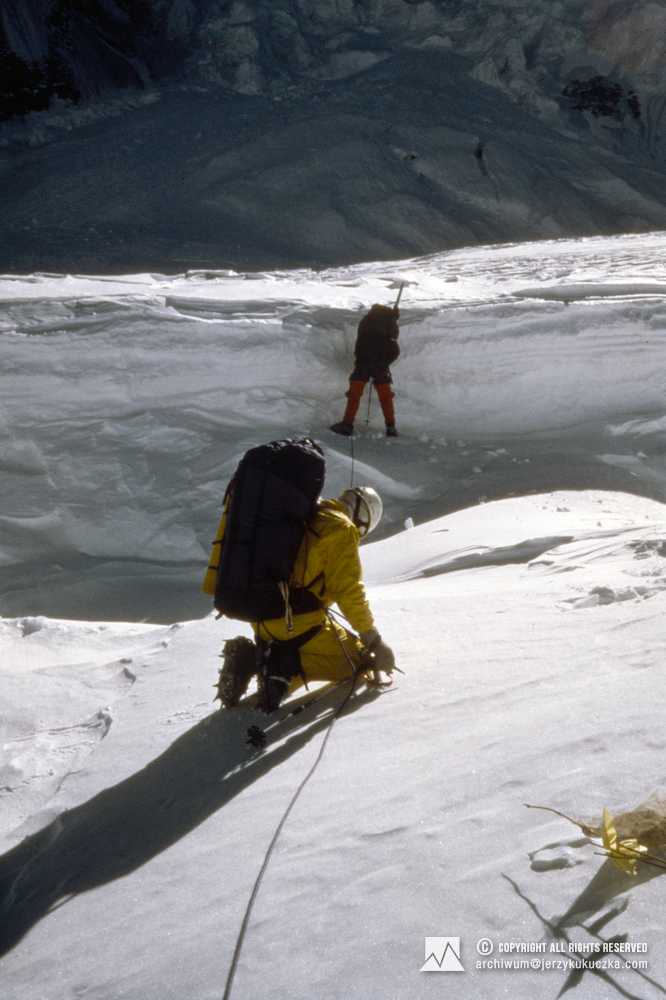 Participants of the expedition on the Annapurna slope. In the foreground, Wanda Rutkiewicz. In the background is Artur Hajzer.