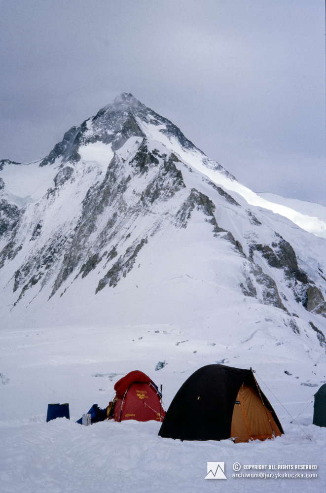 Baza wyprawy francuskiej, działającej pod Gasherbrumami w roku 1982 oraz czerwony namiot Wojciecha Kurtyki i Jerzego Kukuczki. W tle Gasherbrum I (8080 m n.p.m.).