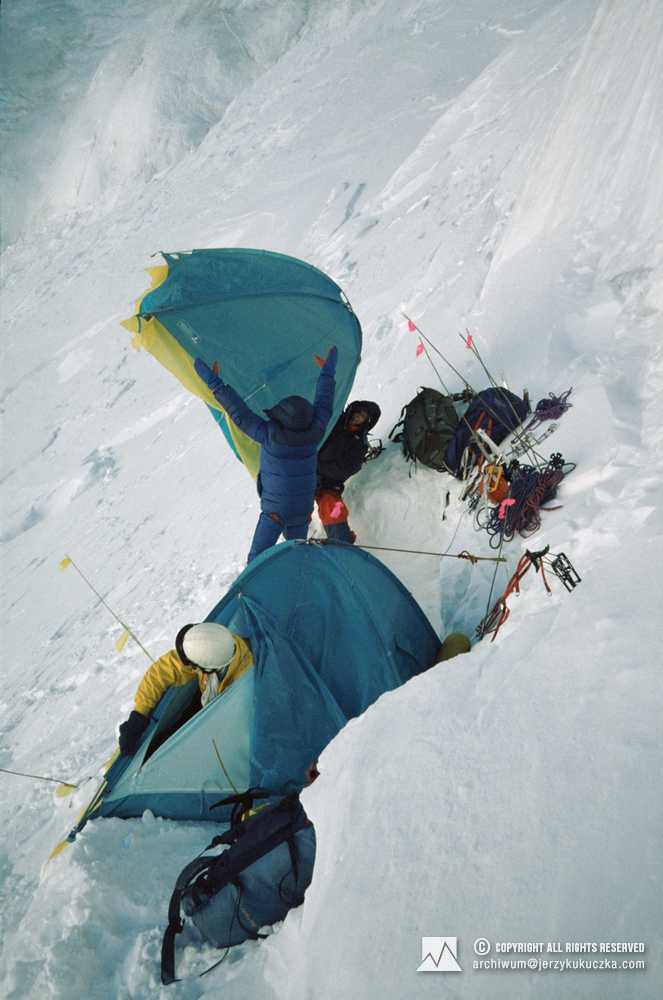 Wanda Rutkiewicz (in a tent) and behind her (from the left) Artur Hajzer and Krzysztof Wielicki in camp III (6050 m above sea level).