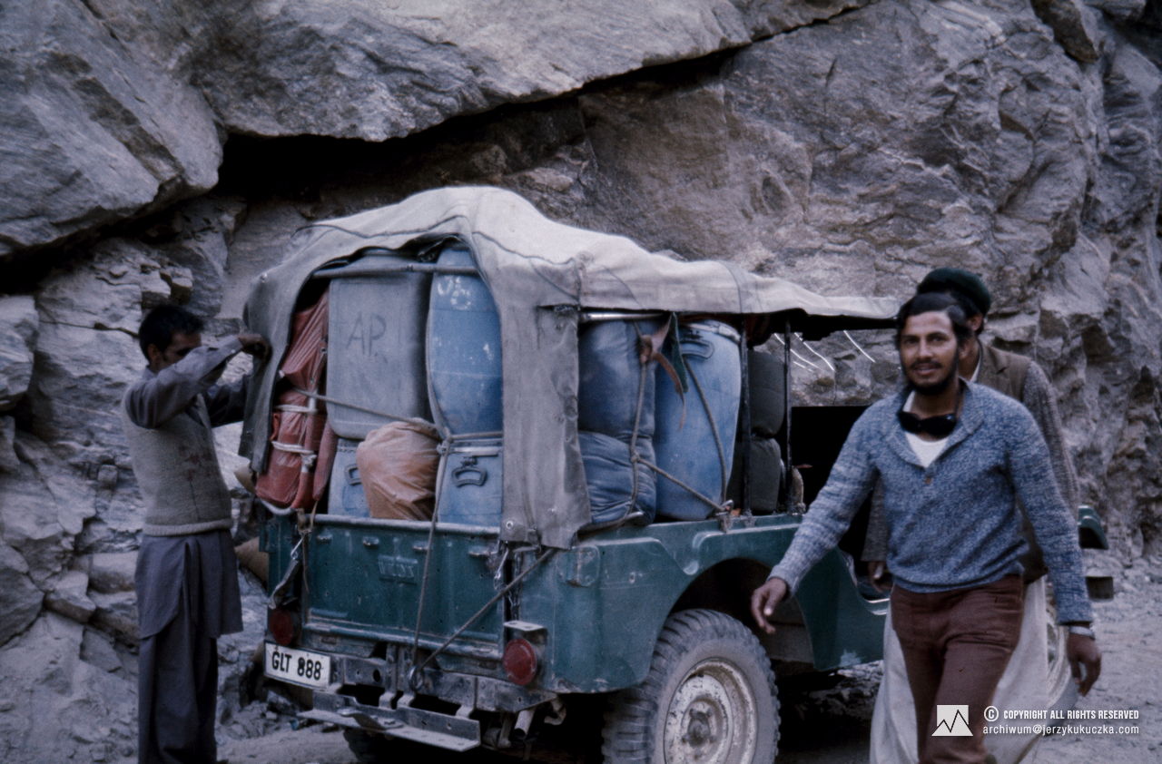 Karawana jeepów. Pierwszy z prawej: Shoaib Hameed.