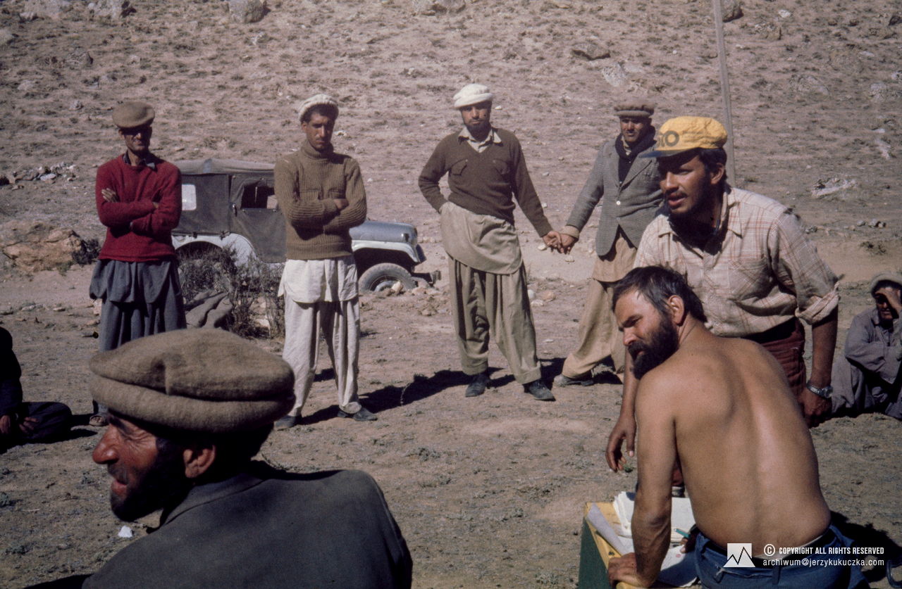 Stopover of a caravan. With his back, shirtless: Janusz Majer, behind him is the liaison officer Shoaib Hameed.