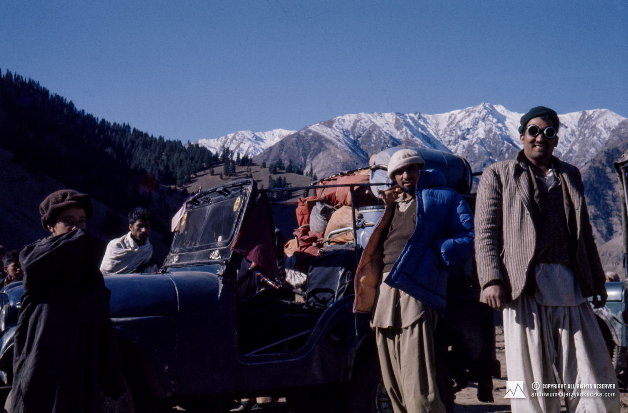 Porters during the caravan.