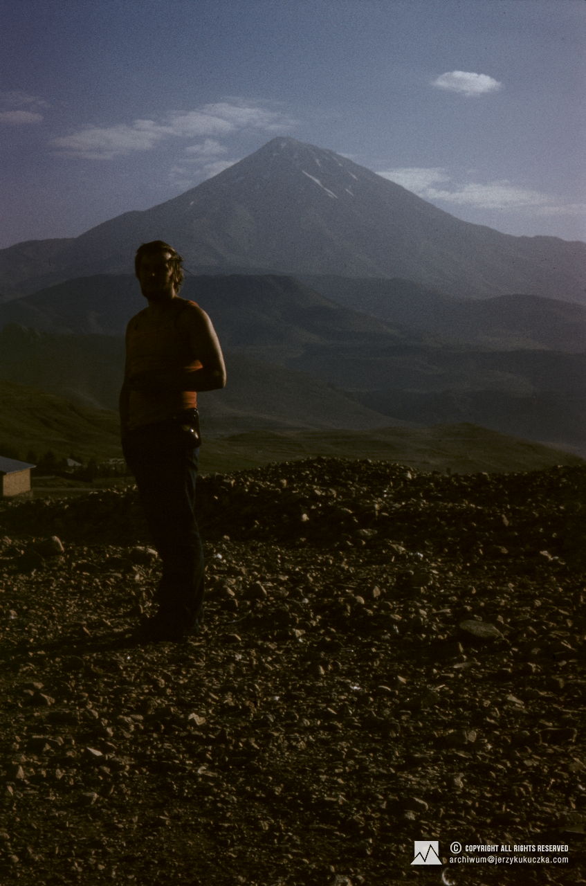Jerzy Kukuczka na tle wulkanu Demawend (5810 m n.p.m.). Przejazd uczestników wyprawy przez Iran. Trasa z Katowic do Islamabadu.