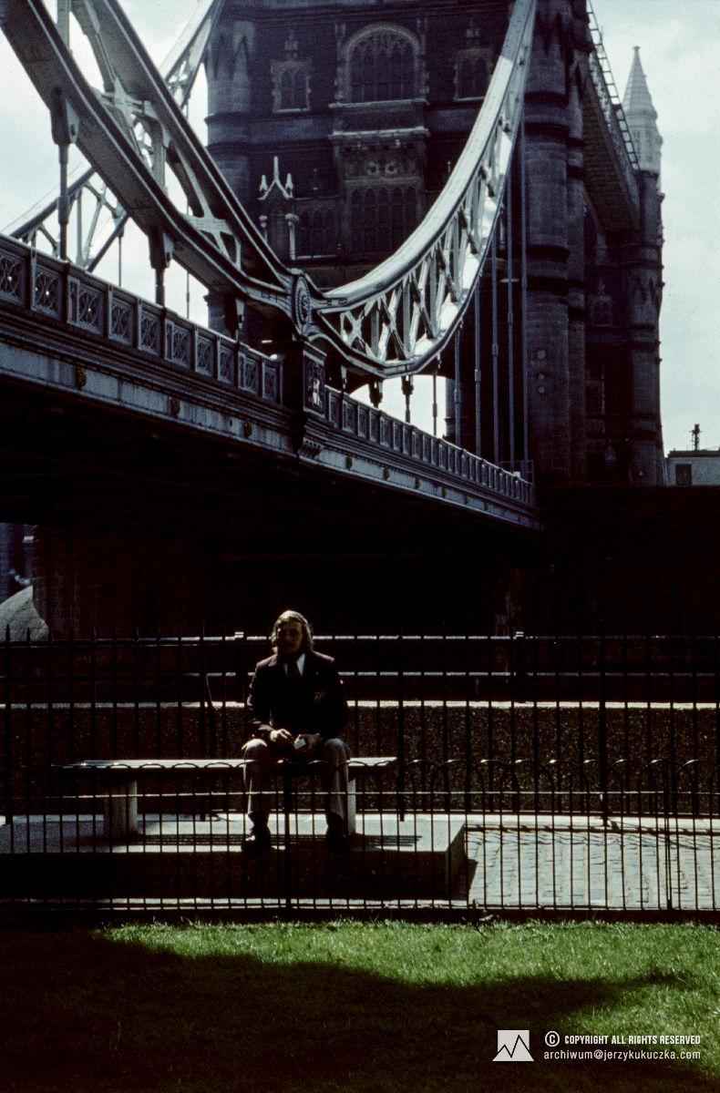 Jerzy Kukuczka przed mostem Tower Bridge, niedaleko Tower of London. Przystanek na trasie rejsu statkiem TSS Stefan Batory z Gdyni do Montrealu.