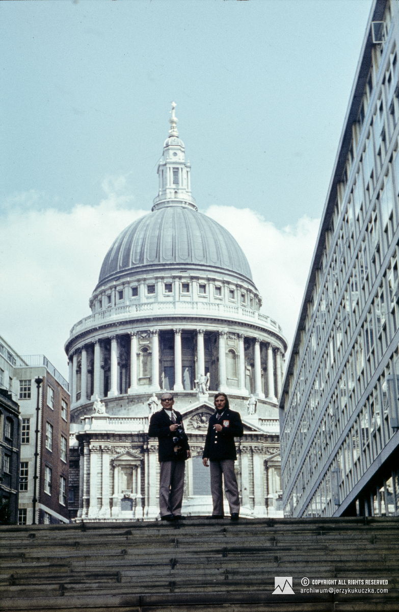 Participants of the expedition in front of the Cathedral of St. Paul in London. From the left: Michał Gliński and Jerzy Kukuczka. A stop on the route of the TSS Stefan Batory cruise from Gdynia to Montreal.