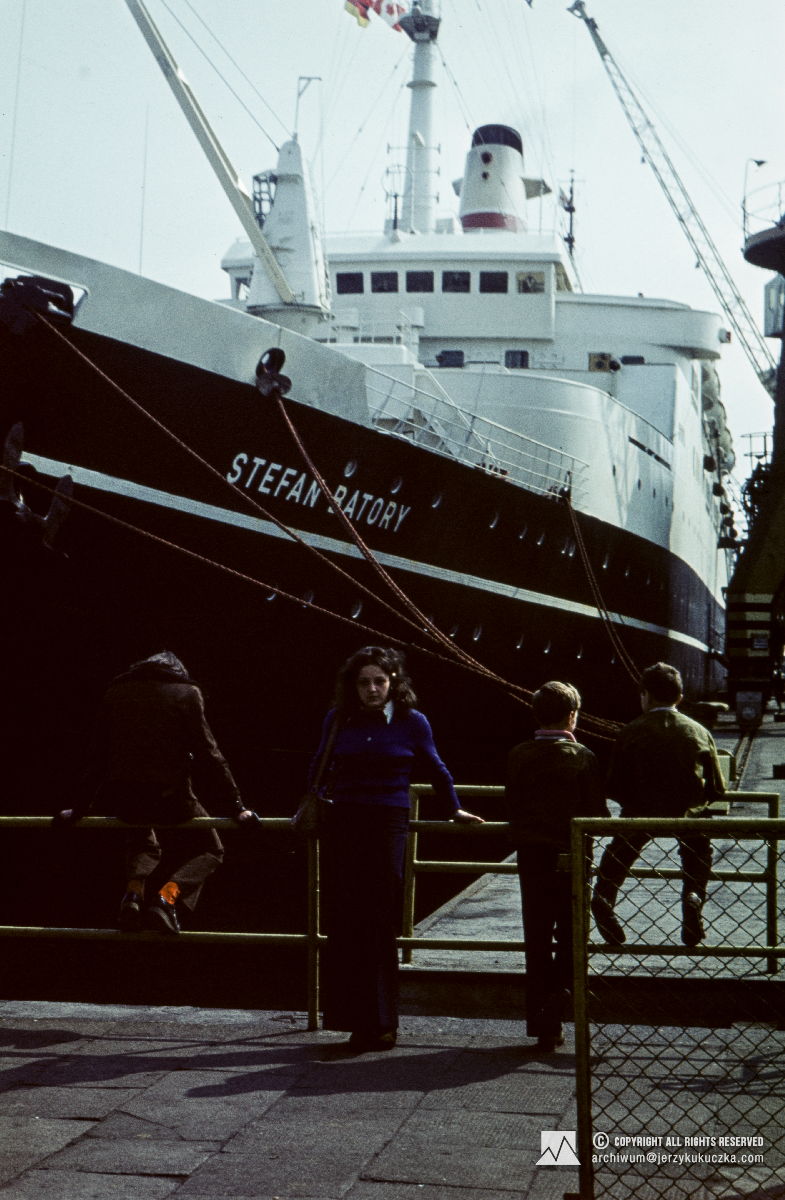 Cecylia Kukuczka w Gdyni przed statkiem TSS Stefan Batory, którym uczestnicy wyprawy dotarli do Ameryki Północnej.