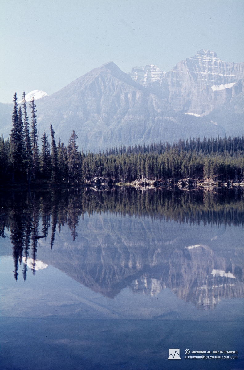 Jezioro w Kanadzie. Podróż uczestników wyprawy przez Kanadę.