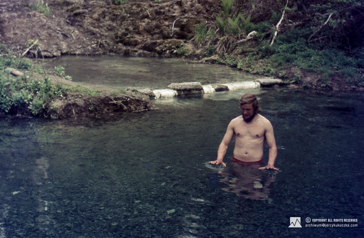 Jerzy Kukuczka w trakcie kąpieli w gorących źródłach siarczanowych w dolinie rzeki Liard.