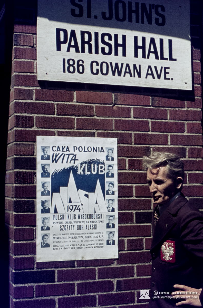 Roman Trzeszewski w Toronto przy plakacie promującym wyprawę.