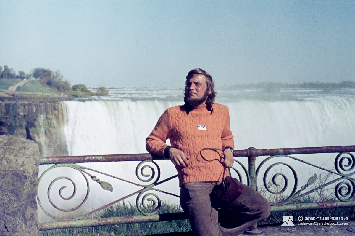 Jerzy Kukuczka na tle wodospadu Niagara.