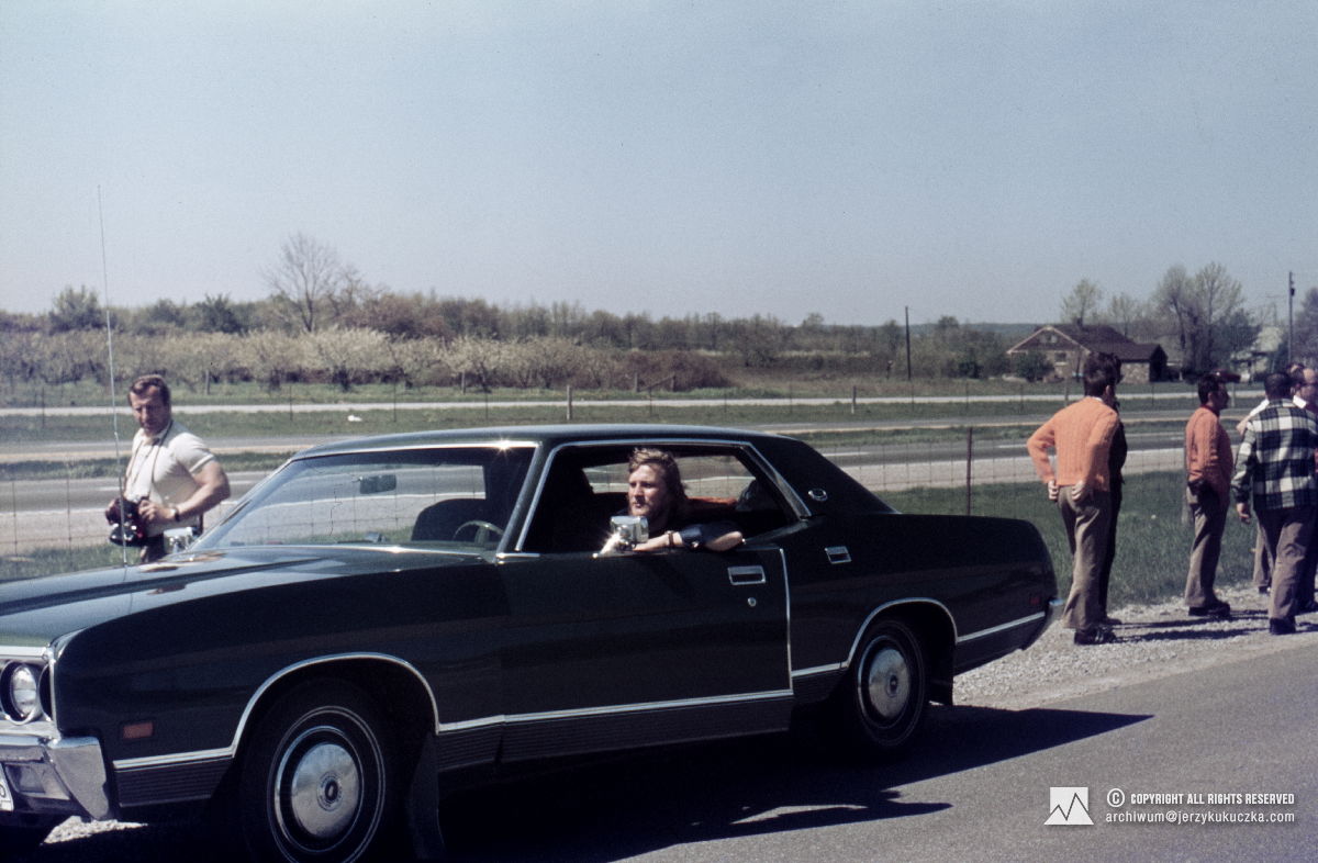 Jerzy Kukuczka in Ford LTD. Next to him are other participants of the expedition. First from the left: Henryk Furmanik.